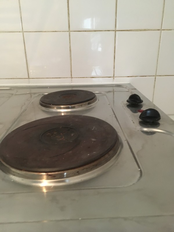 dépannage sur plaque de cuisson électrique dans un studio de 20m2 a bordeaux proche talence