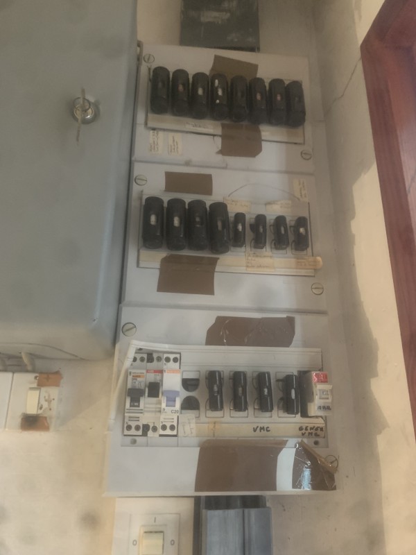 électricien pour pose et mise en conformité nouveau tableau électrique 