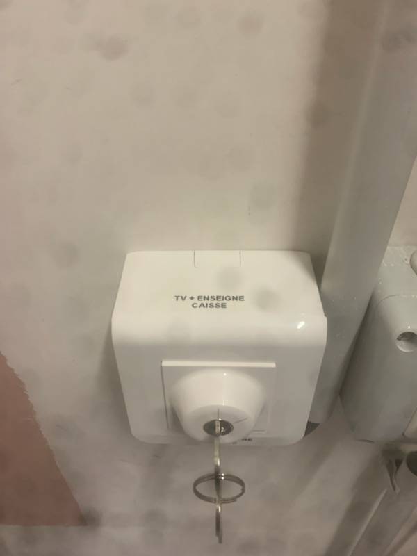 Dépannage d'interrupteur à clé pour circuit d'éclairage de magasin à Bordeaux