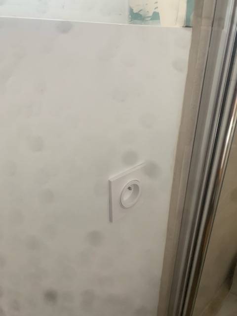 Remise aux normes des prises d'une salle de bain à Bordeaux