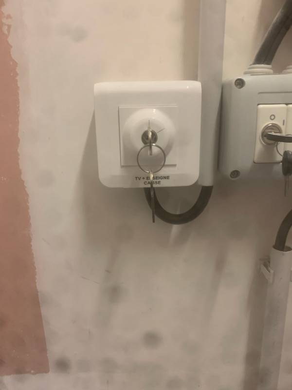 Dépannage d'interrupteur à clé pour circuit d'éclairage de magasin à Bordeaux