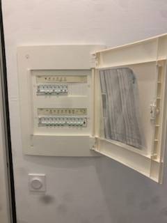 Rénovation électrique complète de studio à Bordeaux avec mise aux normes et éclairage sur mesure