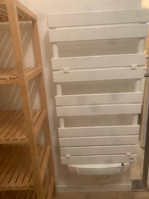 Pose et raccordement de radiateur à inertie sèche / sèche serviette à Bordeaux