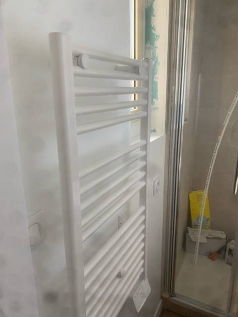 Remise aux normes des circuits électriques d'un radiateur de SDB à Bordeaux