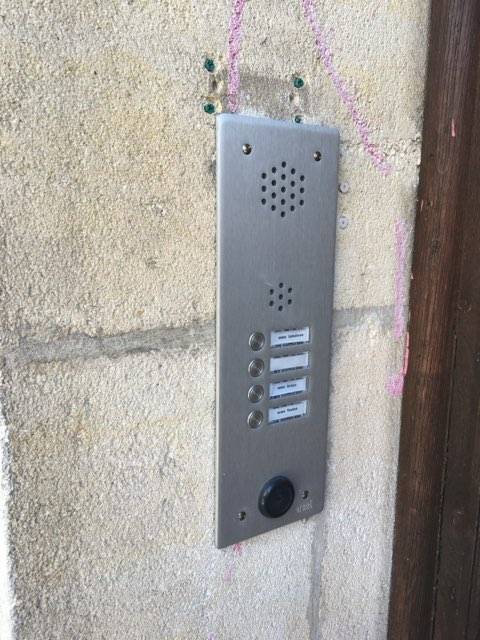 Dépannage en urgence avec réparation d'un interphone d'immeuble en copropriété à Bordeaux proche place gambetta