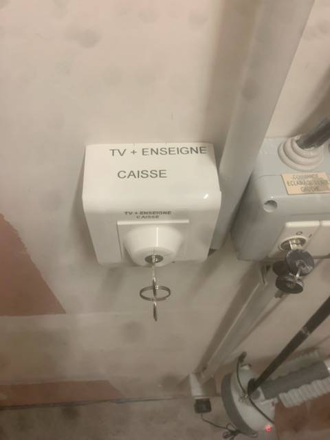 Dépannage d'interrupteur à clé pour circuit d'éclairage de magasin à Bordeaux