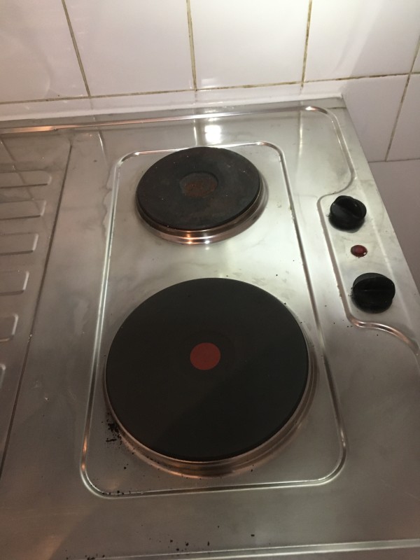 dépannage sur plaque de cuisson électrique dans un studio de 20m2 a bordeaux proche bégles 