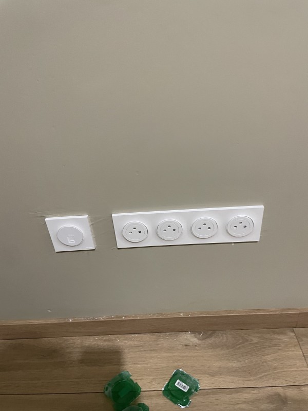Électricien qualifié pour pose et raccordement de prise salon d'un appartement de 60 m2 à Talence proche Bégles