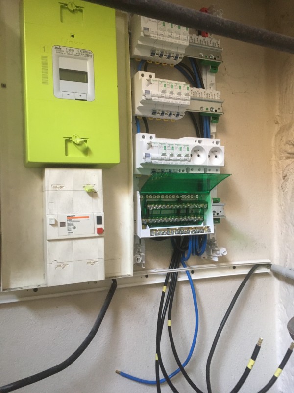 remise aux normes tableau électrique triphasé d'un local commercial de 200m2 a merignac proche bordeaux