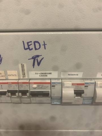 Dépannage d'interrupteur à clé pour circuit d'éclairage de magasin à Bordeaux