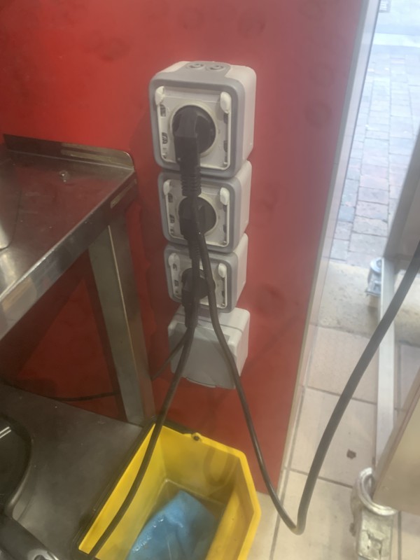 remise en conformité des prises d'une cuisine professionnelle rue ste catherine proche crs de l'intendance