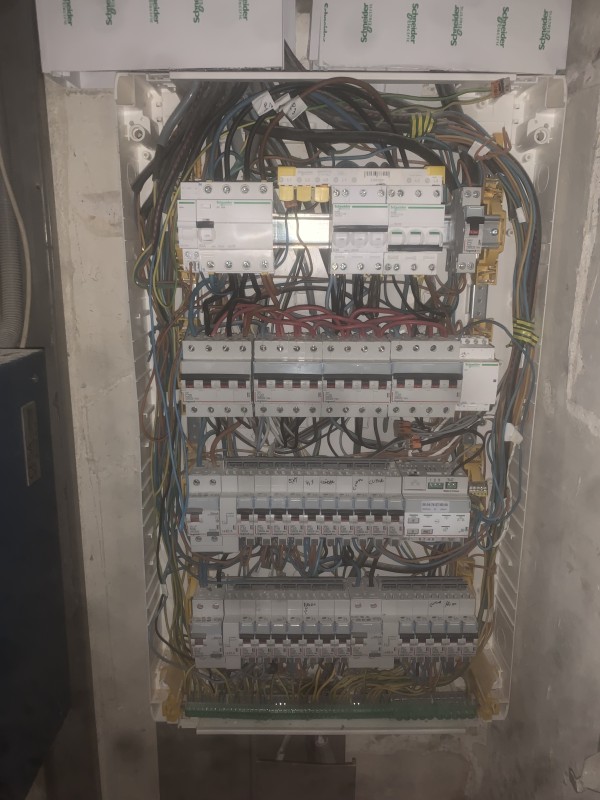 dépannage armoire electrique  d' un local commercial a bordeaux proche rue ste catherine