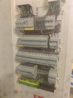Service d'électricien pour mise en conformité électrique de locaux commerciaux et boutiques à Bordeaux (33)
