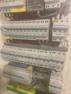 Service d'électricien pour mise en conformité électrique de locaux commerciaux et boutiques à Bordeaux (33)