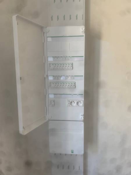 renovation et remise aux normes d'un tableau électrique 4 rangees + tableau de communication pour prise informatique et téléphone 