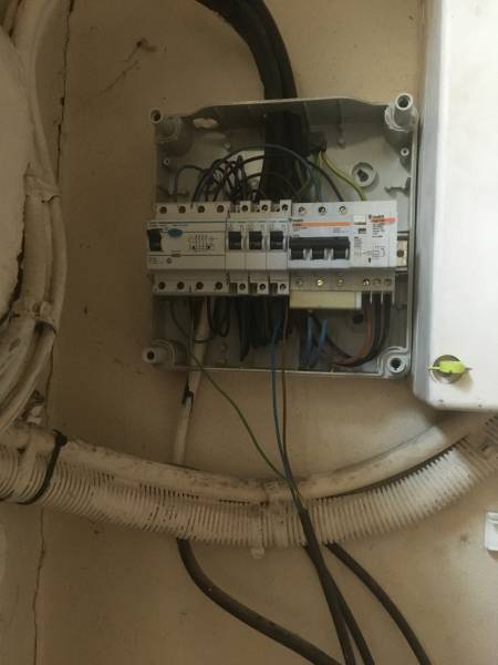 Prestations sur mesure par électricien artisan agréé pour rénovations électriques à Bordeaux