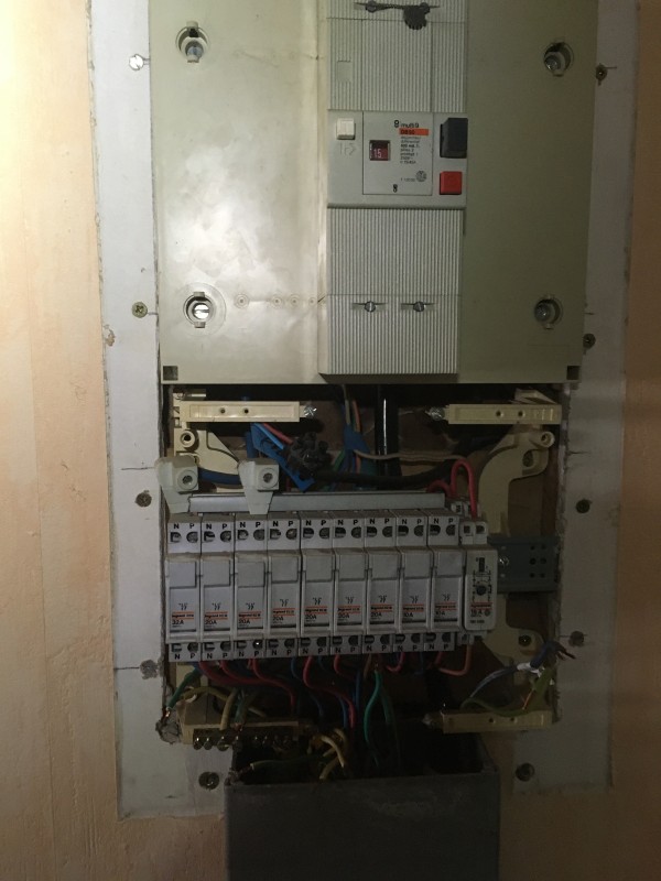 Remplacement de tableau électrique vétuste à Bordeaux dans un studio de 30 m² avec mise en sécurité conforme pour propriétaires et locataires