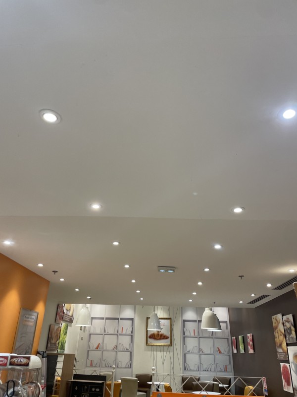 remplacement de spots dans une boulangerie à Bordeaux lac proche bassens 