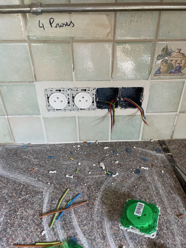 Electricien pour une installation d’un bloc 4 prises dans un plan de travail de cuisine à Bègles proche Talence