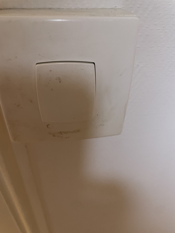 Remplacement d’un interrupteur par un détecteur de mouvement dans un salon à Bordeaux Nansouty proche gare st jean