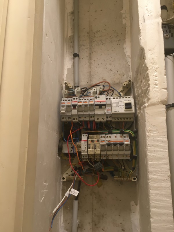 Remise aux normes tableau électrique d’un local commercial de 100 m² à Bruges, proche Le Bouscat