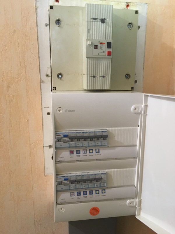 Remplacement de tableau électrique vétuste à Bordeaux dans un studio de 30 m² avec mise en sécurité conforme pour propriétaires et locataires